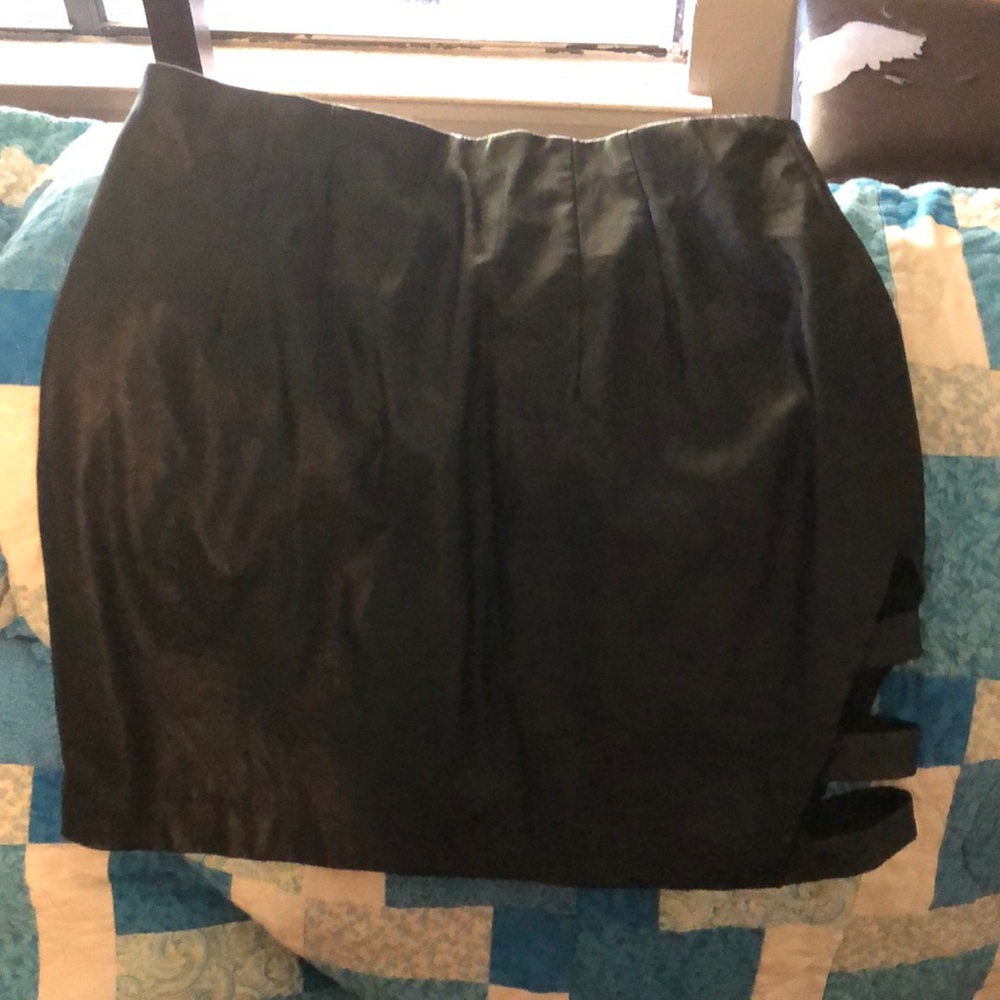 Express mini leather skirt